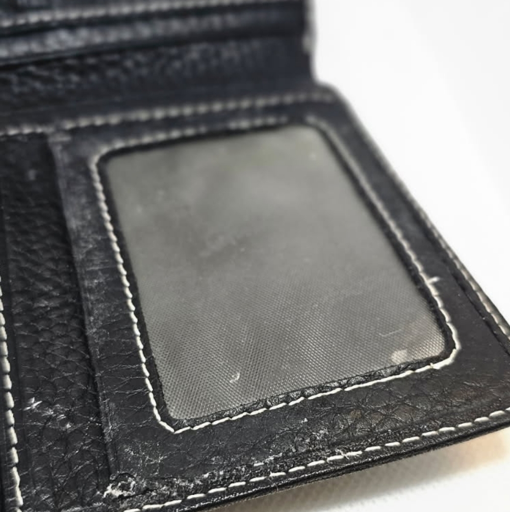 SALVATORE FERRAGAMO TEXTURED LEATHER BIFOLD WALLET with Silvertone LOGO - Picture 5 of 7